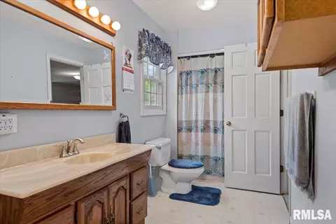 Bath - 3300 Winch Rd, Springfield, IL 62707 photo 3 of 4