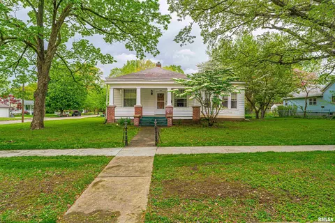 228 10th St, Lincoln, IL 62656