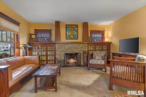Living - 1620 S Lowell Ave, Springfield, IL 62704 photo 4 of 4