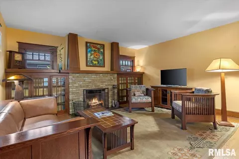 Living - 1620 S Lowell Ave, Springfield, IL 62704 photo 1 of 4