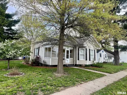 605 N 6th St, Petersburg, IL 62675