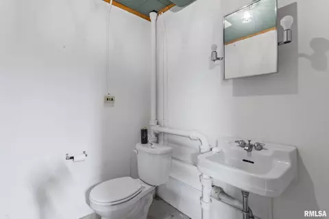 Bath - 2001 S Willemore Ave, Springfield, IL 62704 photo 4 of 4