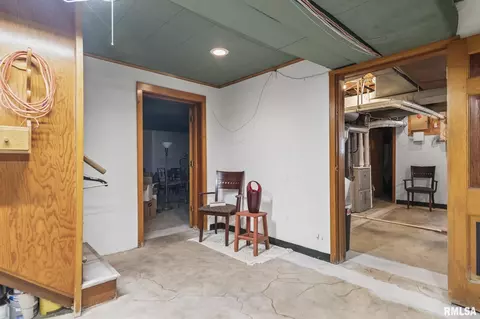 Entry Way - 2001 S Willemore Ave, Springfield, IL 62704 photo 9 of 9