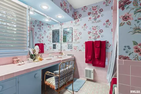 Bath - 2001 S Willemore Ave, Springfield, IL 62704 photo 2 of 4