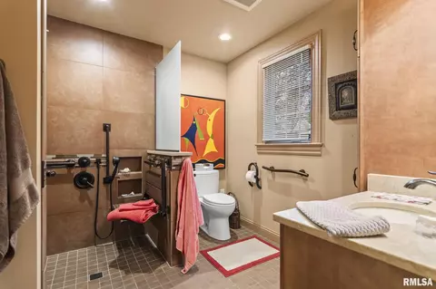 Bath - 2001 S Willemore Ave, Springfield, IL 62704 photo 1 of 4