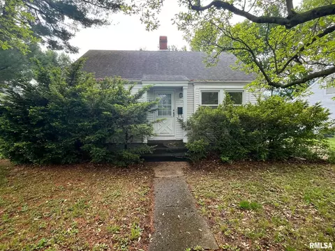 33 Illini Dr, Taylorville, IL 62568