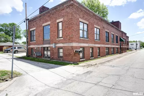 629 W Adams St, Taylorville, IL 62568