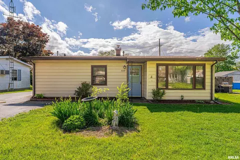 839 Sunset Dr, Lincoln, IL 62656