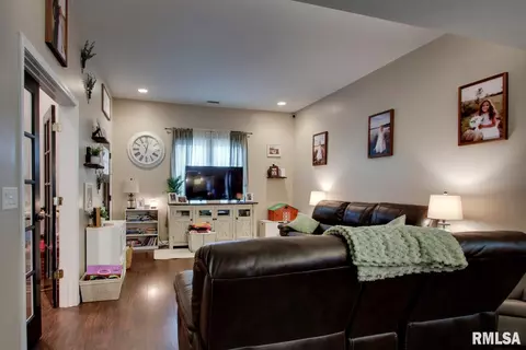 723 S 12th St, Quincy, IL 62301 photo 4