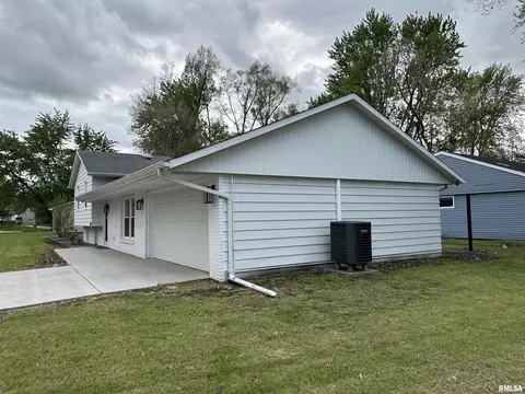 Exterior - 1815 Stonehenge Rd, Springfield, IL 62702 photo 4 of 6