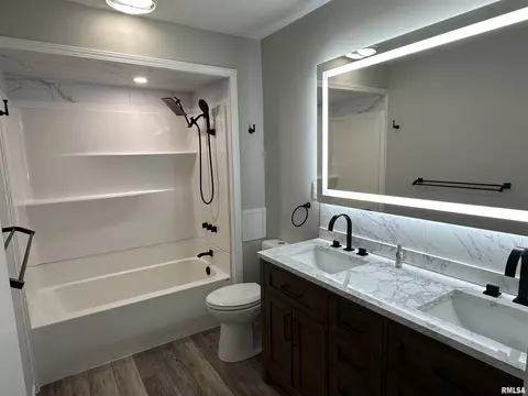 Bath - 1815 Stonehenge Rd, Springfield, IL 62702 photo 1 of 7