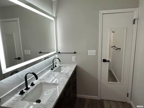 Bath - 1815 Stonehenge Rd, Springfield, IL 62702 photo 3 of 7