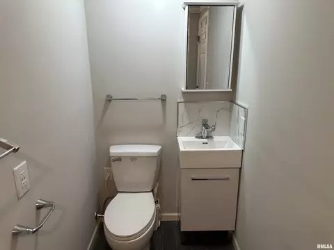Bath - 1815 Stonehenge Rd, Springfield, IL 62702 photo 6 of 7
