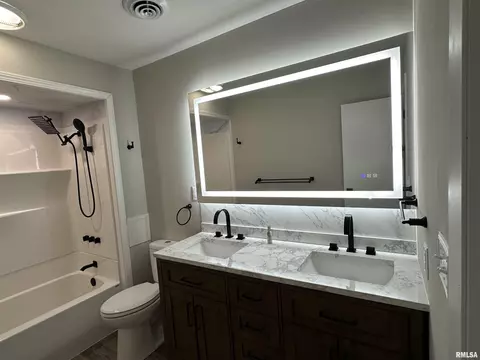 Bath - 1815 Stonehenge Rd, Springfield, IL 62702 photo 2 of 7