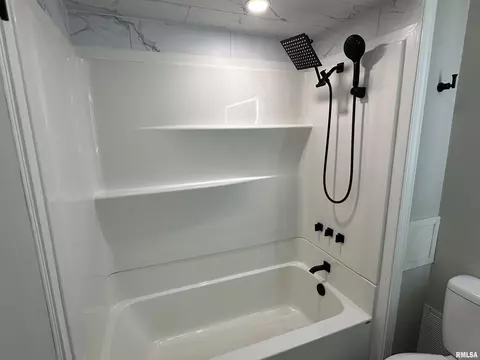 Bath - 1815 Stonehenge Rd, Springfield, IL 62702 photo 5 of 7