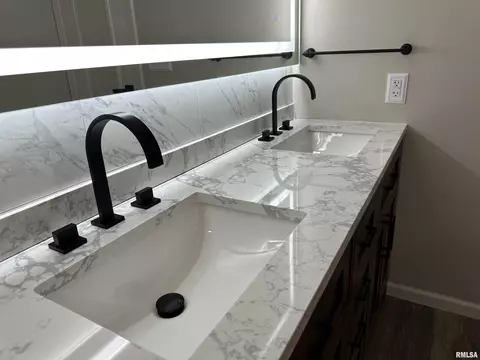 Bath - 1815 Stonehenge Rd, Springfield, IL 62702 photo 4 of 7