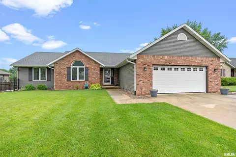 4 Brook Ln, Riverton, IL 62561