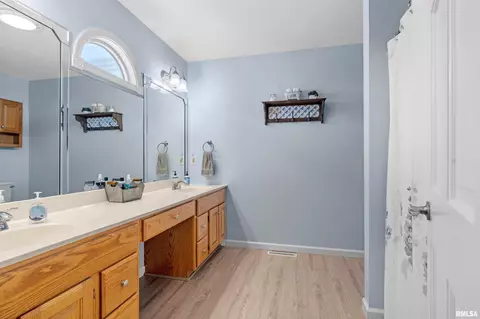 Bath - 4 Brook Ln, Riverton, IL 62561 photo 1 of 3