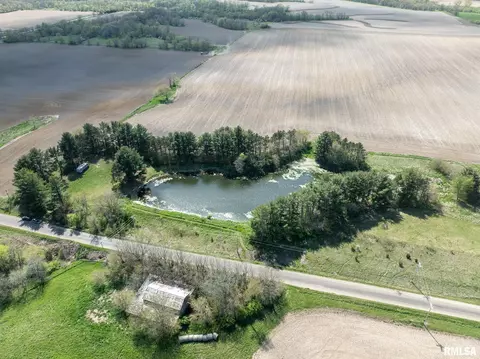 918 175th St, Berwick, IL 61417