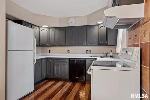 Kitchen - 421 Outer Park Dr, Springfield, IL 62704 photo 1 of 1