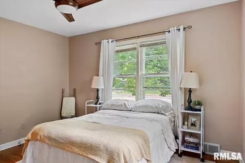 Bedroom - 421 Outer Park Dr, Springfield, IL 62704 photo 2 of 7