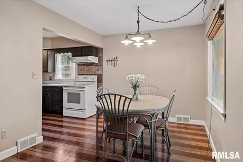 Dining - 421 Outer Park Dr, Springfield, IL 62704 photo 2 of 5