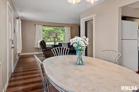 Dining - 421 Outer Park Dr, Springfield, IL 62704 photo 3 of 5