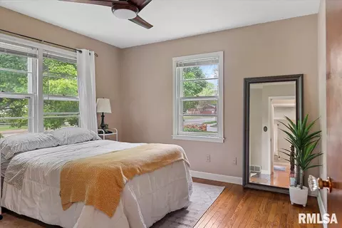 Bedroom - 421 Outer Park Dr, Springfield, IL 62704 photo 1 of 7