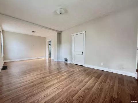 Living - 2213 Cincinnati Ave, Springfield, IL 62702 photo 1 of 3