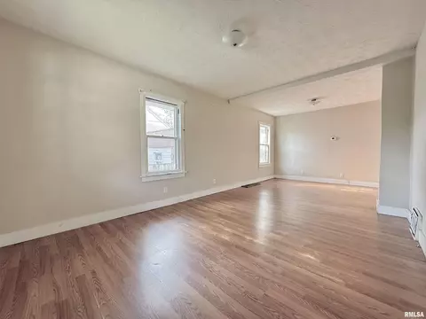 Living - 2213 Cincinnati Ave, Springfield, IL 62702 photo 2 of 3