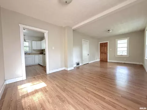Living - 2213 Cincinnati Ave, Springfield, IL 62702 photo 3 of 3