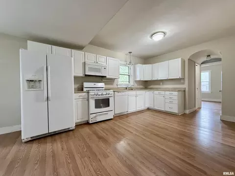 Kitchen - 2213 Cincinnati Ave, Springfield, IL 62702 photo 2 of 2