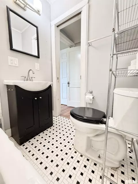 Bath - 2213 Cincinnati Ave, Springfield, IL 62702 photo 1 of 1