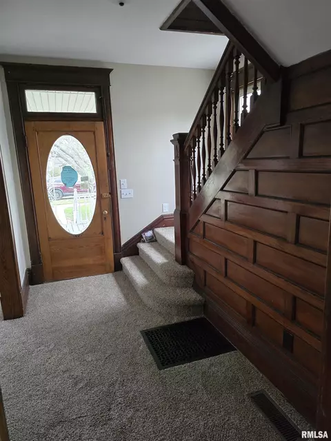 Entry Way - 245 Cherry St, Carthage, IL 62321 photo 1 of 4