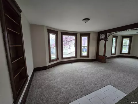 Living - 245 Cherry St, Carthage, IL 62321 photo 5 of 10