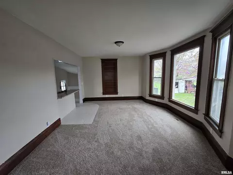 Living - 245 Cherry St, Carthage, IL 62321 photo 4 of 10