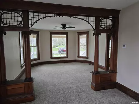 Living - 245 Cherry St, Carthage, IL 62321 photo 3 of 10