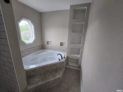 Bath - 245 Cherry St, Carthage, IL 62321 photo 3 of 3