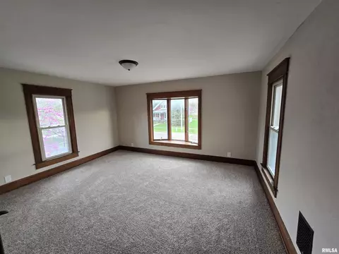 Living - 245 Cherry St, Carthage, IL 62321 photo 8 of 10