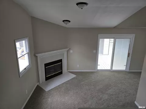Living - 245 Cherry St, Carthage, IL 62321 photo 6 of 10