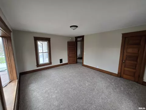 Living - 245 Cherry St, Carthage, IL 62321 photo 9 of 10