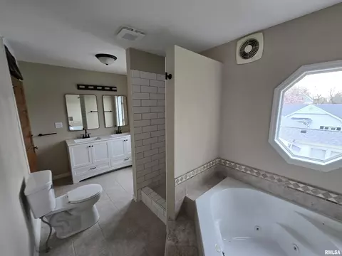 Bath - 245 Cherry St, Carthage, IL 62321 photo 2 of 3
