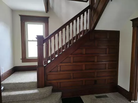 Entry Way - 245 Cherry St, Carthage, IL 62321 photo 2 of 4