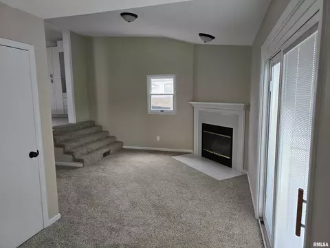 Living - 245 Cherry St, Carthage, IL 62321 photo 7 of 10