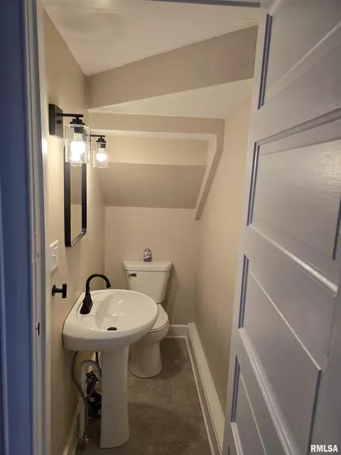 Bath - 245 Cherry St, Carthage, IL 62321 photo 1 of 3