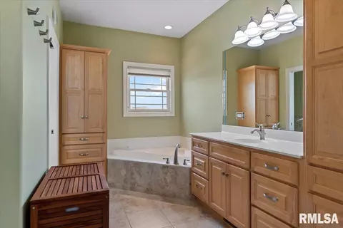 Bath - 4306 Castle Pines Dr, Springfield, IL 62711 photo 2 of 4