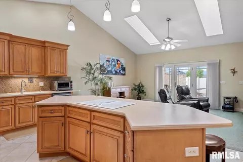 Kitchen - 4306 Castle Pines Dr, Springfield, IL 62711 photo 3 of 11