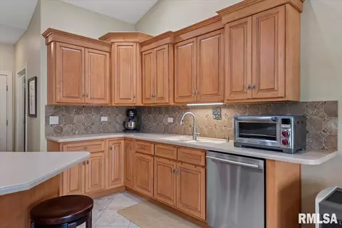 Kitchen - 4306 Castle Pines Dr, Springfield, IL 62711 photo 5 of 11