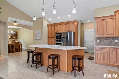 Kitchen - 4306 Castle Pines Dr, Springfield, IL 62711 photo 7 of 11