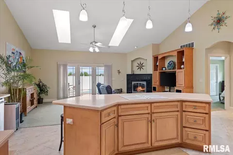 Kitchen - 4306 Castle Pines Dr, Springfield, IL 62711 photo 4 of 11